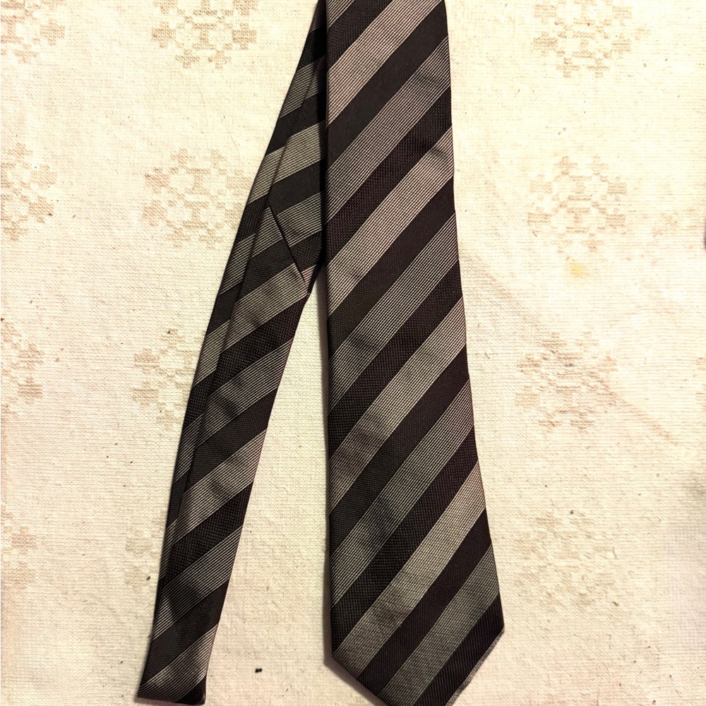Excellent 90s vintage Classic Georgio Armani Black/Gray/Silver Striped Tie